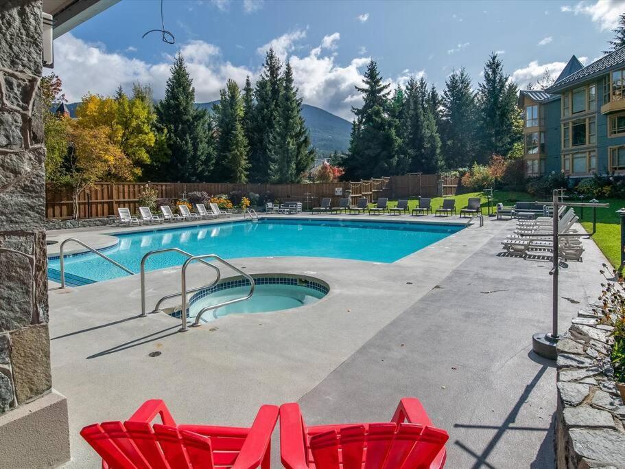 Cascade Lodge Premium Suite, With Pool & Hot Tub Whistler Bagian luar foto
